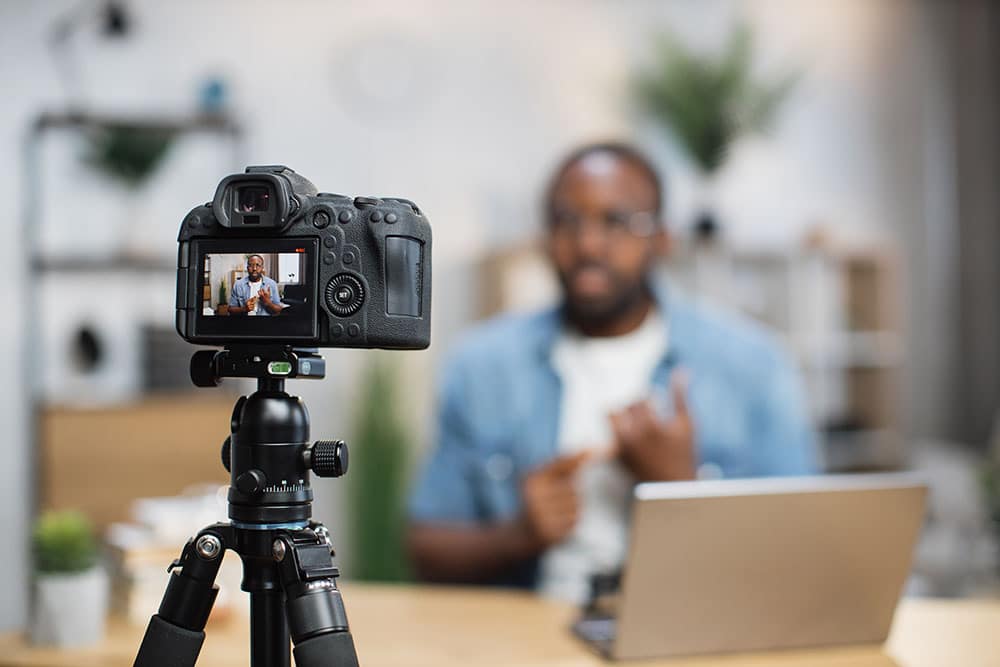 filmer une vidéo de marque différente des publicités traditionnelles pour la promotion de l'entreprise 